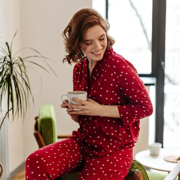 Cliente de pijama em casa